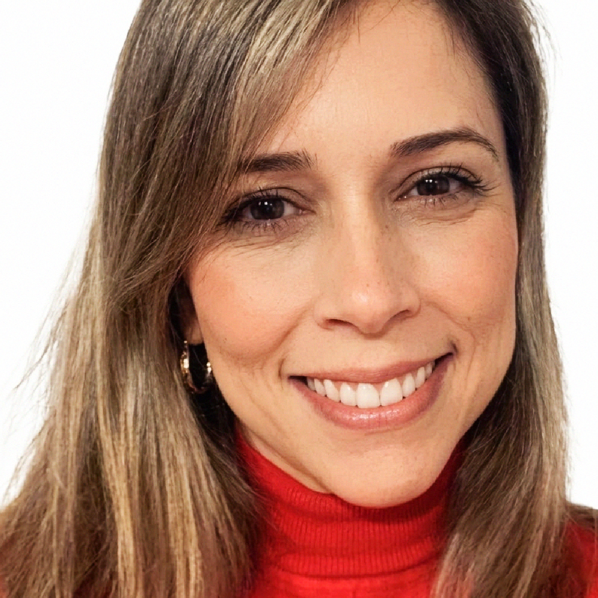 Retrato da Profa. Camila Oliveira Alcântara sorrindo, de gola alta vermelha e cabelos loiros até os ombros.