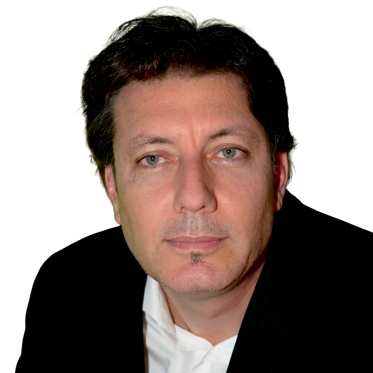 Foto de rosto do Prof. Dr. Alexandre de Araújo Pereira, um homem de pele clara, olhos claros e cabelos escuros curtos. Ele está vestido com um paletó preto sobre uma camisa social branca. O fundo da imagem é totalmente branco e isolado. Ele é o coordenador da disciplina de Capacitação em Saúde Mental para Profissionais da Atenção Básica na Pós-Graduação da Faculdade Ciências Médicas.